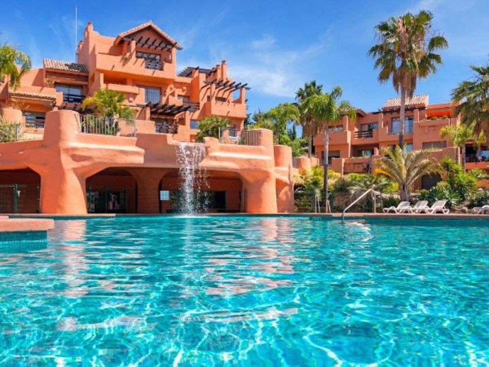 Serene 2 bedroom apartment, 5 minutes to the beach