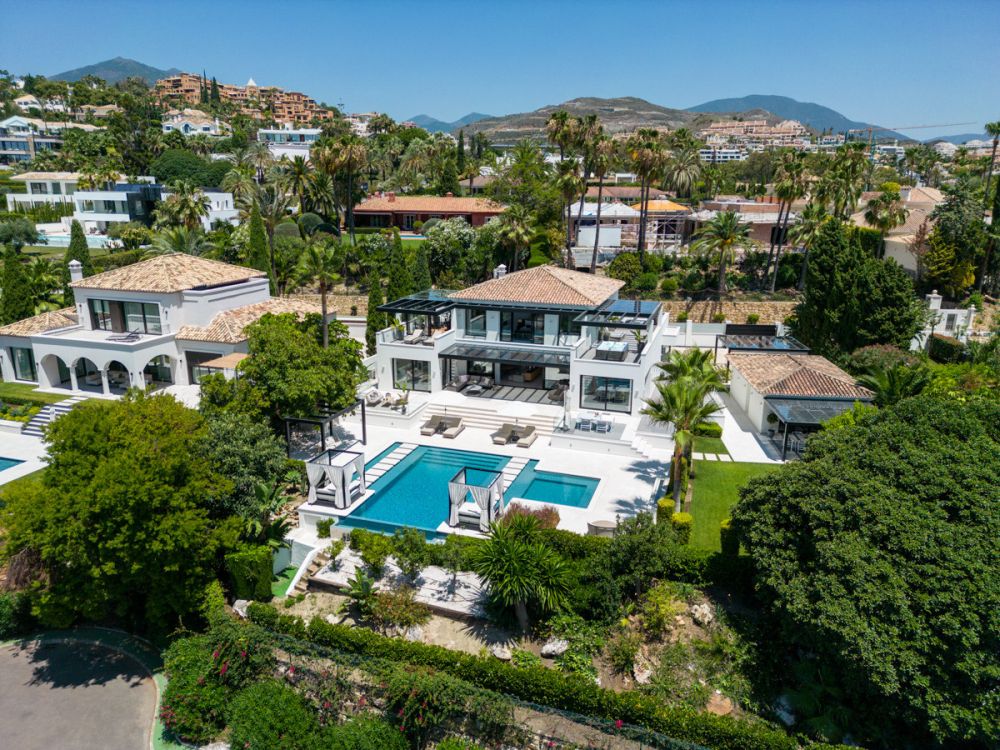 Elegant villa with exceptional view.