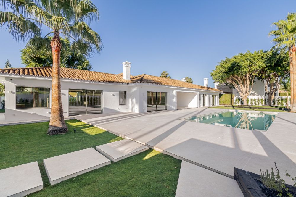 Frontline golf villa with luxury amenities.