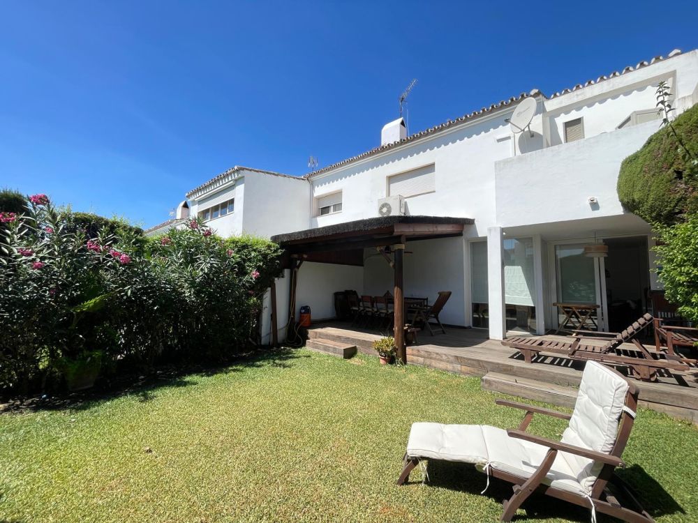 Charming 3-bedroom townhouse for rent in Estepona