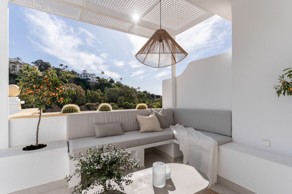 Renovated apartment with stunning views and exclusive furnishings.