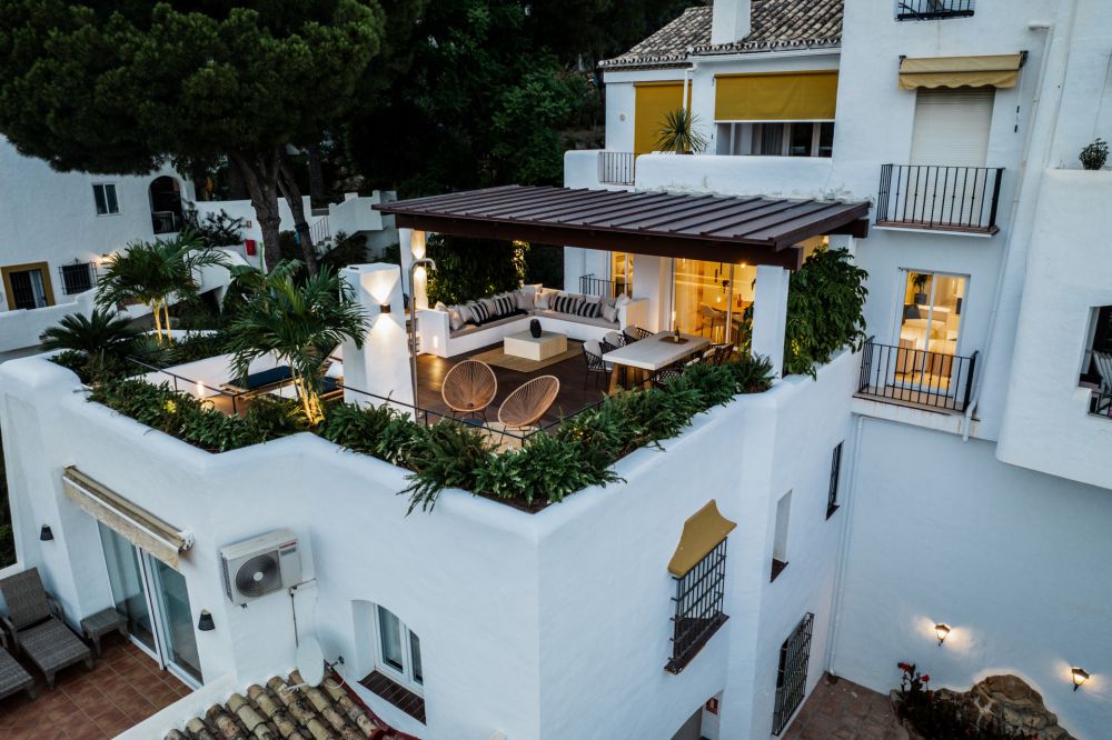 Renovated apartment with stunning sea views.