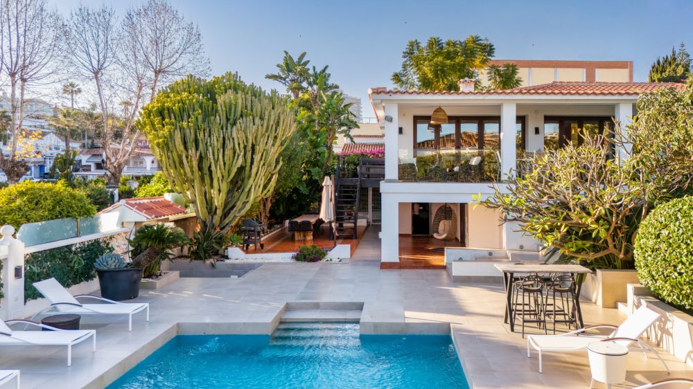 Nueva Andalcia: Villa de lujo con piscina privada climatizada.