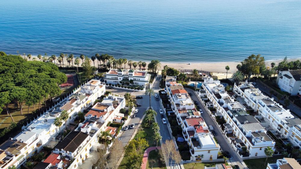 Casa adosada de lujo con vistas panorámicas en la Mila de Oro, Marbella