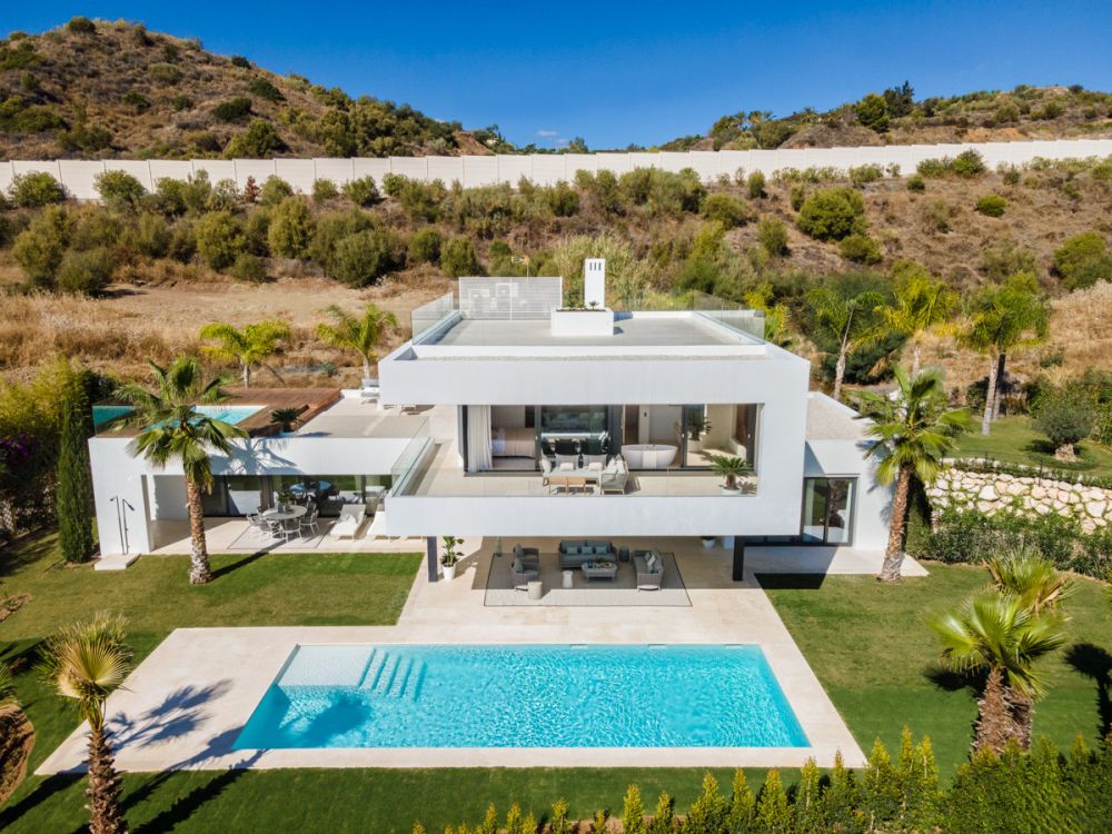 Nueva Andalucia: Villa contemporánea de 5 dormitorios, comunidad cerrada exclusiva.