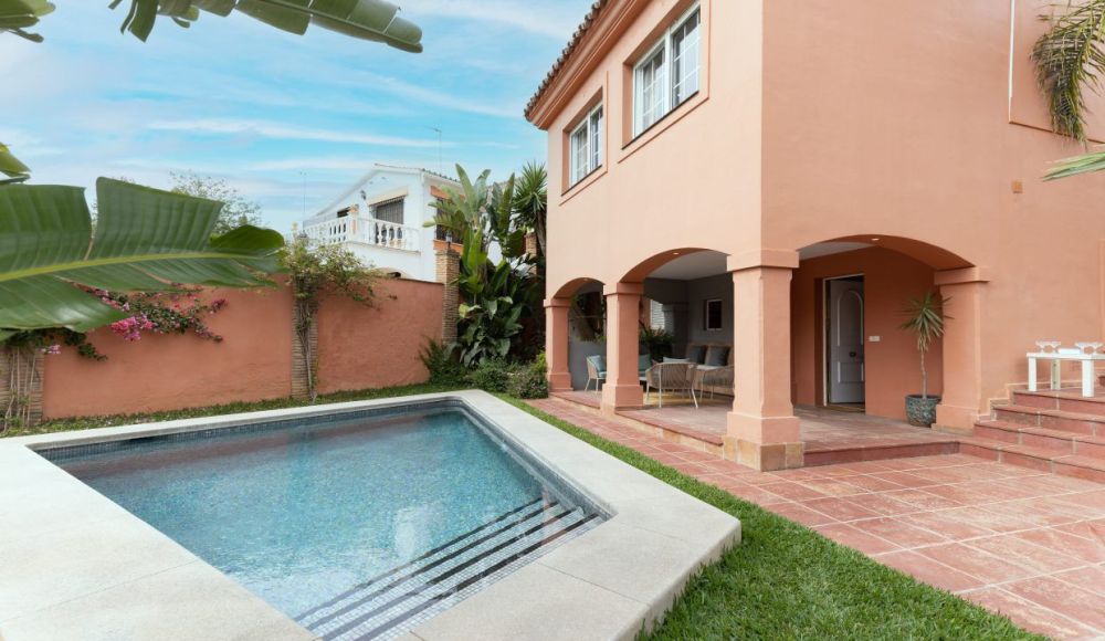 House with 4 bedrooms and private pool.