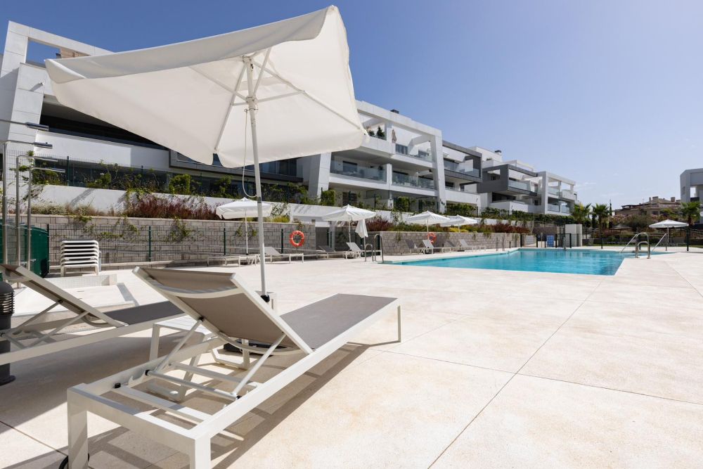 Modern 2-bed, 2-bath apartment in Vanian Gardens.