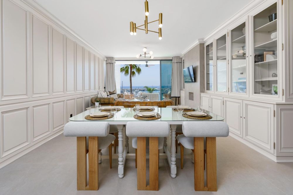 Modern 2-bed apartment with stunning sea views.