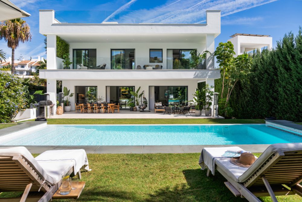 Luxury Villa in Prime Location near Puerto Banus with Exceptional Amenities and Privacy