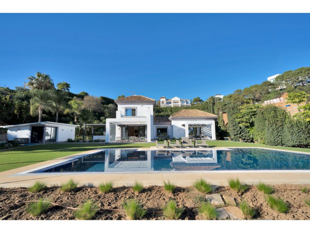 Elegant Contemporary Villa with Expansive Grounds and Luxurious Amenities in Benahavis