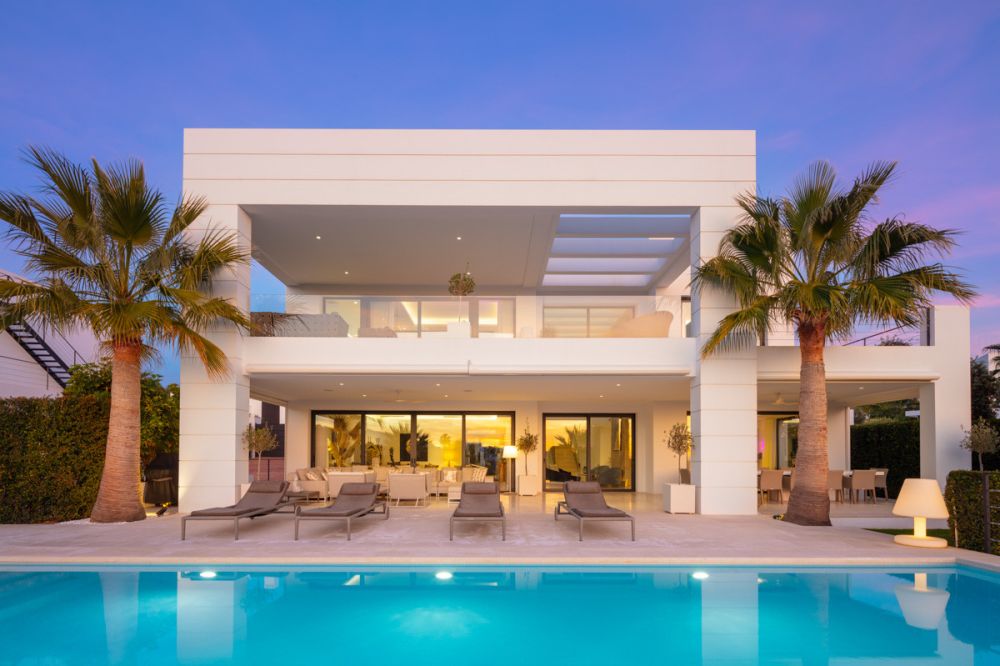 Modern 7 bedroom Villa in Nueva Andalucía