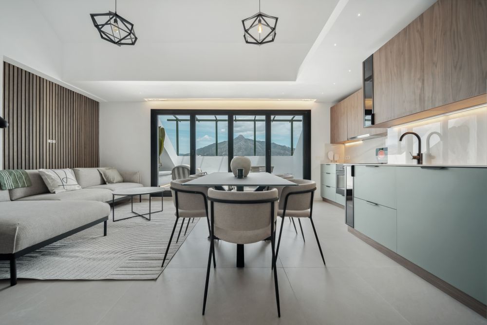 Duplex apartment, 3 bedrooms, stunning mountain and sea views.