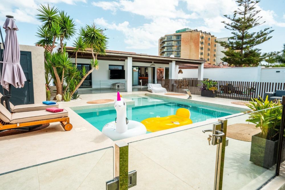 Luxury 3-bedroom villa just 50 meters from the beach on the New Golden Mile, Estepona.