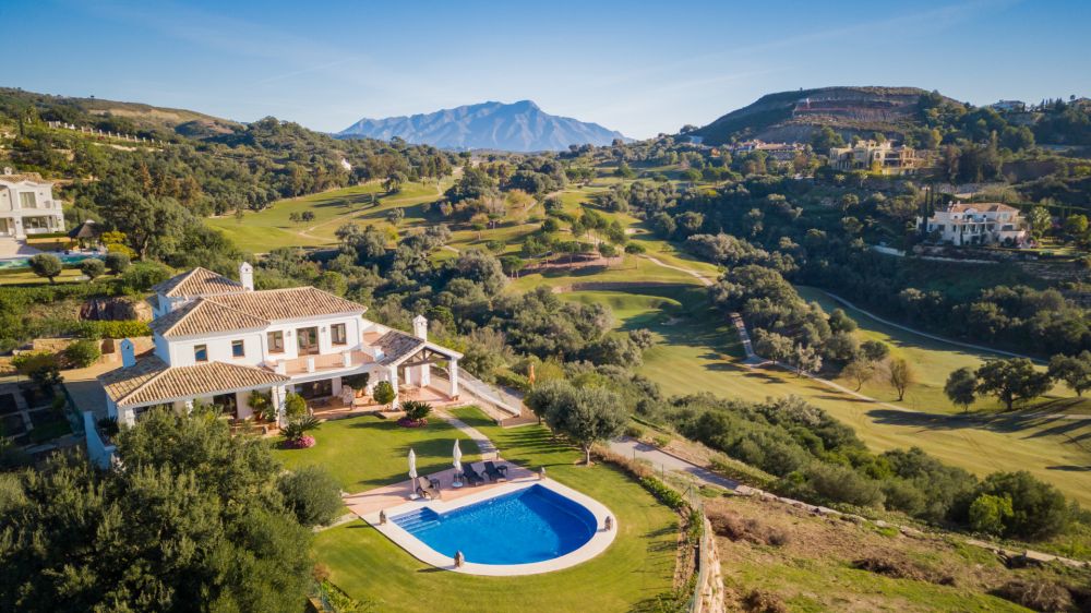 Exclusive frontline golf villa for sale in Benahavis