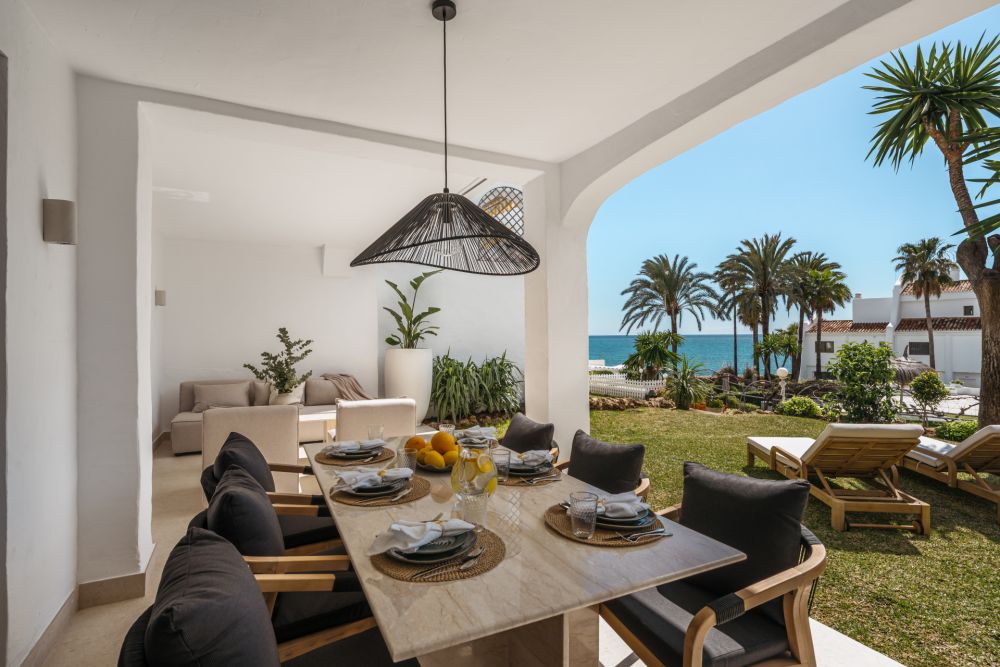Luxury beachfront apartment for sale in Marbella's Golden Mile