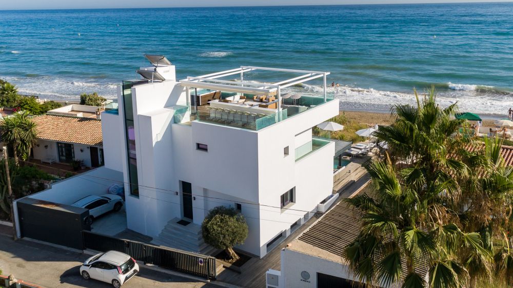 Villa frente al mar en venta en Marbella, Costa Bella.