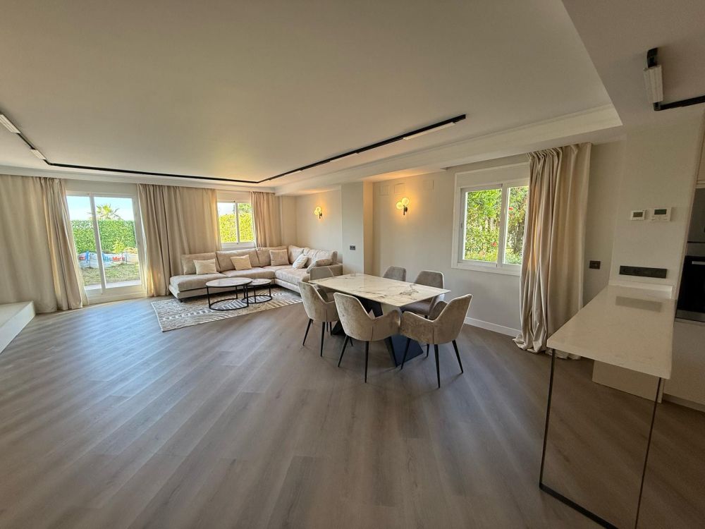Apartamento moderno con terraza, piscina y estilo.
