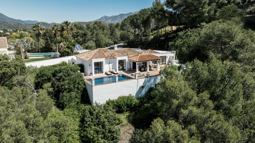 Elegant Cortijo-Style Villa for sale in El Madroñal, Benahavis