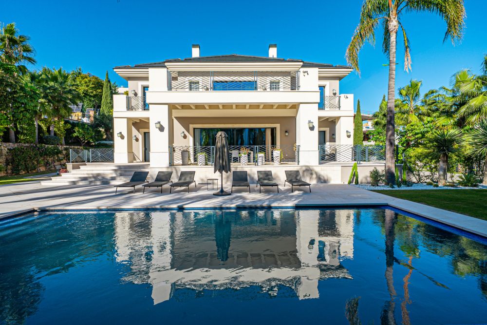 Sophisticated 6-Bedroom Villa in Los Flamingos