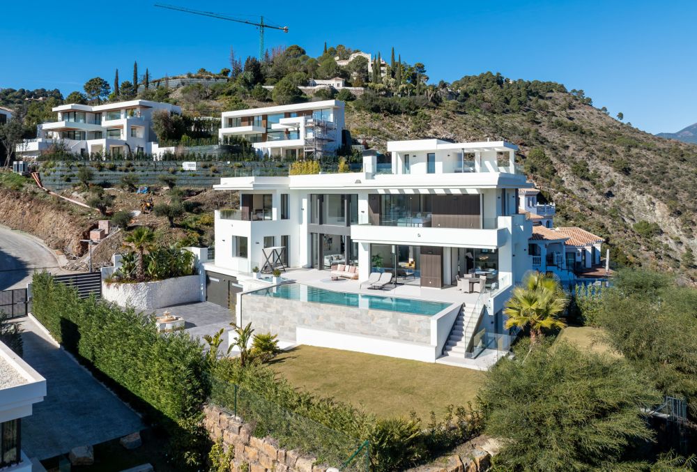 Villa Moderna de 6 Dormitorios en Lomas de La Quinta, Benahavís