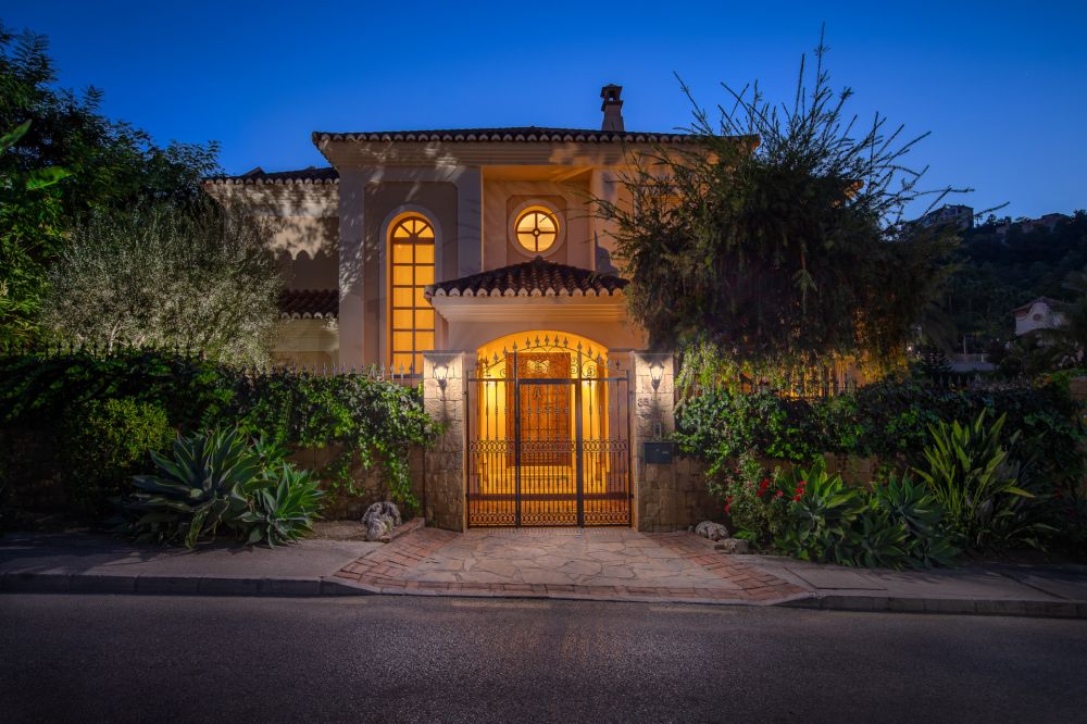 Villa Atemporal de 5 Dormitorios en Los Arqueros, Benahavís