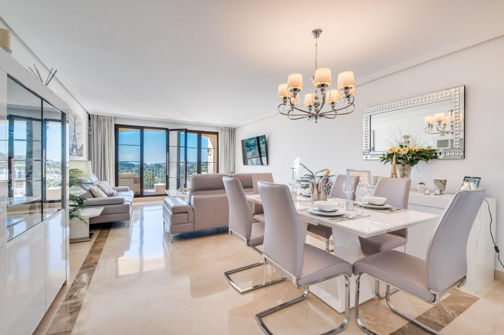 Apartamento elegante con vistas al mar y golf.