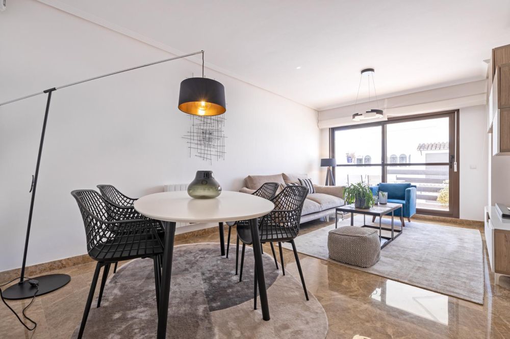 Apartamento moderno con piscina, terraza y pádel.