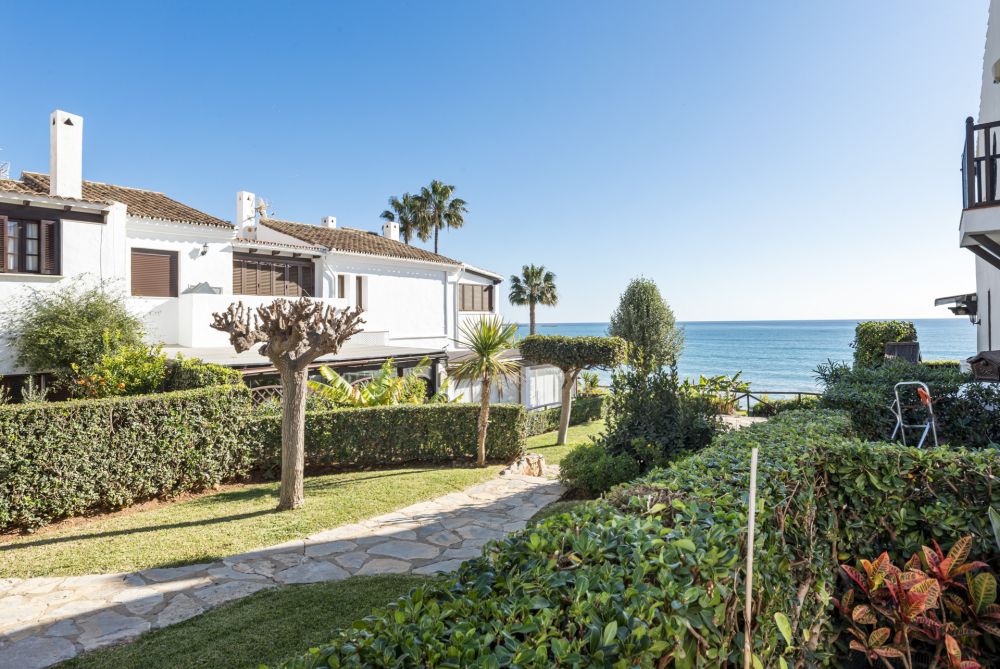 Beachfront Town house for sale in Estepona