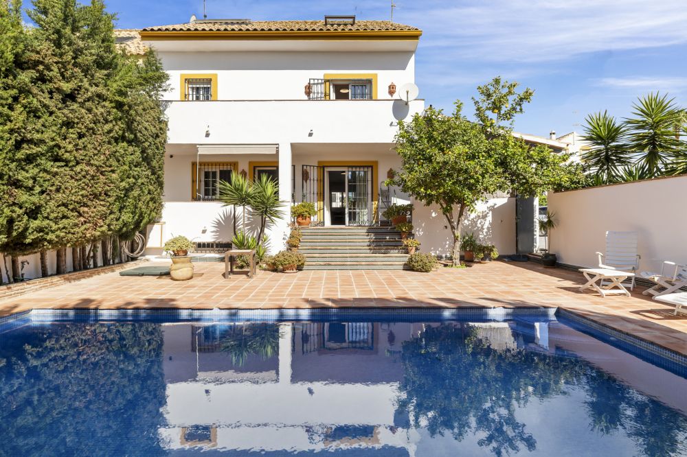 Andalusian townhouse for sale in Nueva Andalucia with private swimming pool