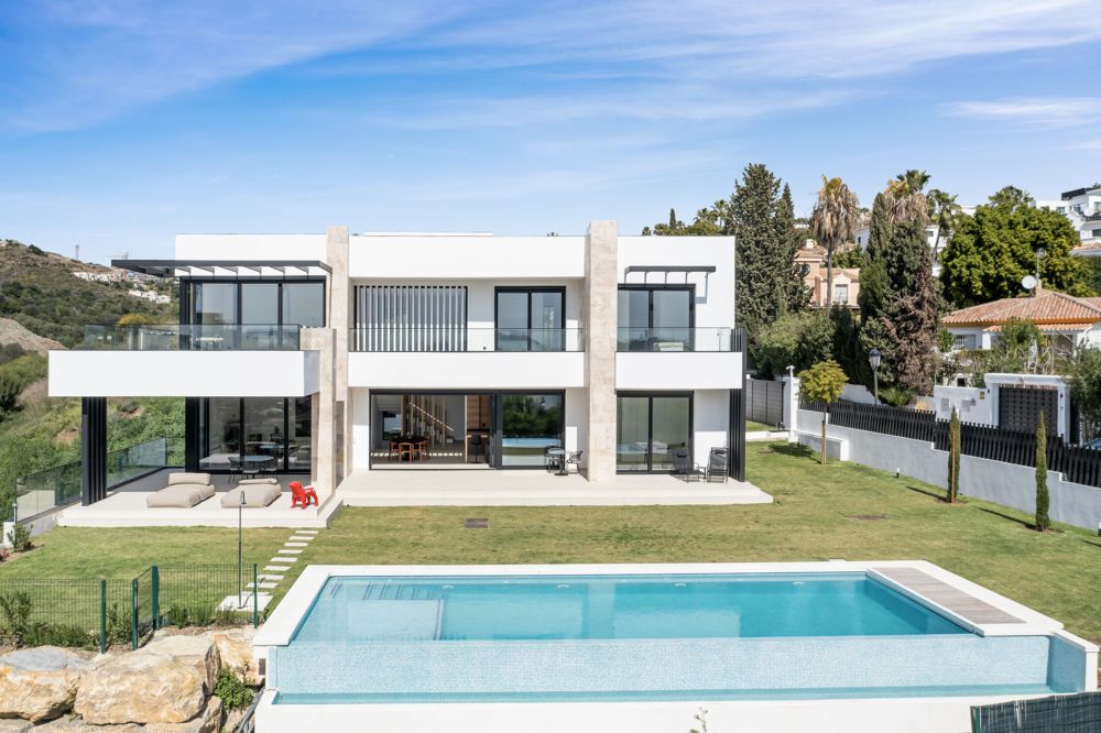 Luxury Contemporary Villa for Sale in La Alquería, Benahavís