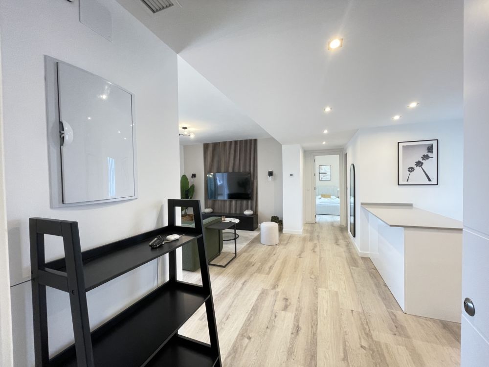Ático moderno de 2 dormitorios con gran terraza privada, salón diáfano con estilo y vistas panorámicas.