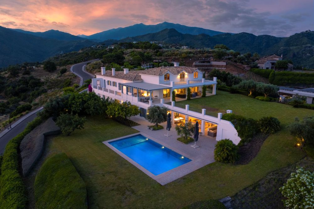 Modern Andalusian style Villa for sale in Benahavis