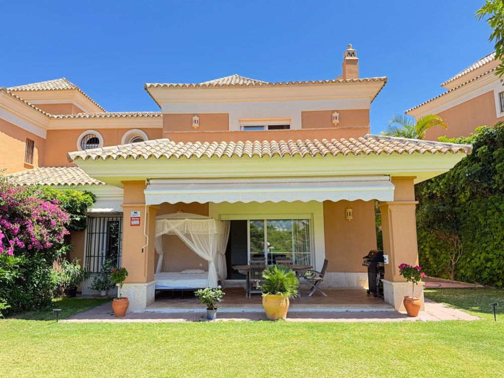 Casa independiente con vistas y jardín privado.