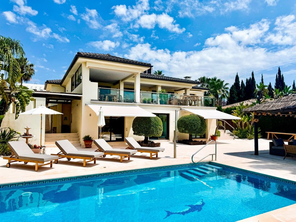 Elegant Villa for Rent in Marbella with 5 Bedrooms and Golf Views