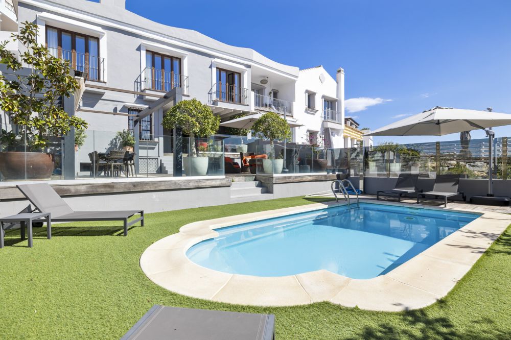 Casa de pueblo de lujo moderna en venta en Benahavís.
