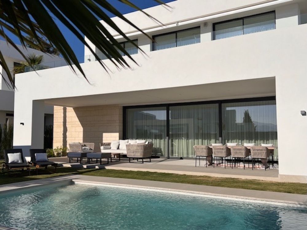 Elegante y moderno Casa familiar de 6 dormitorios en Marbella Este
