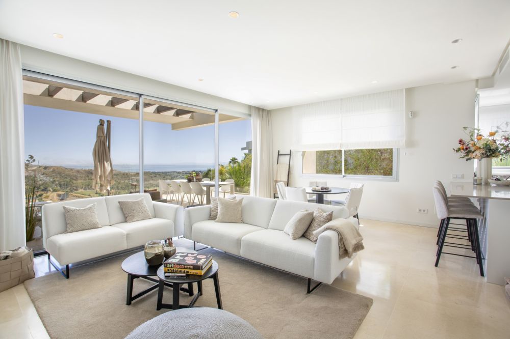 Refined 3-Bedroom Apartment with Panoramic Sea Views in Marbella Club Hills