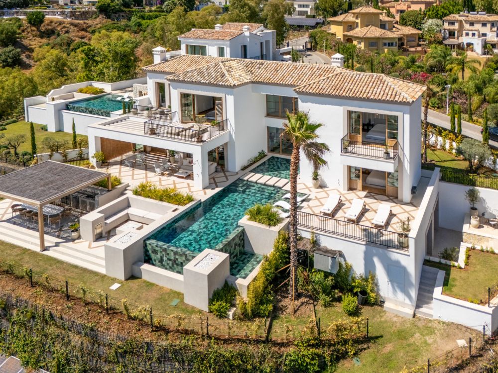 Elegant 5-Bedroom Villa for Sale in Benahavís with Panoramic Sea Views