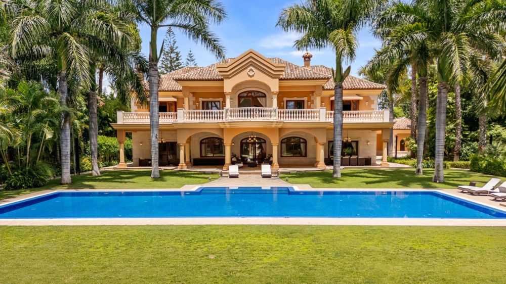 Andalusian Mansion for sale in Guadalmina Baja, 100m from the beach