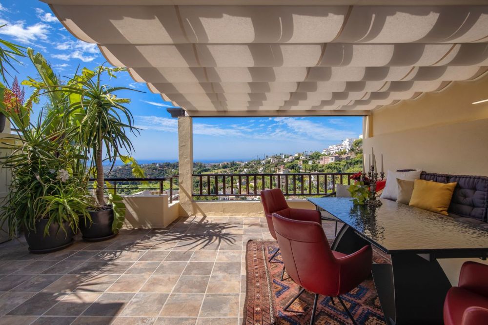 Sea view 1-bedroom apartment for sale with sea views in Benahavís