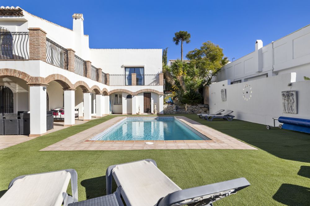 Andalucian style townhouse for sale in Estepona