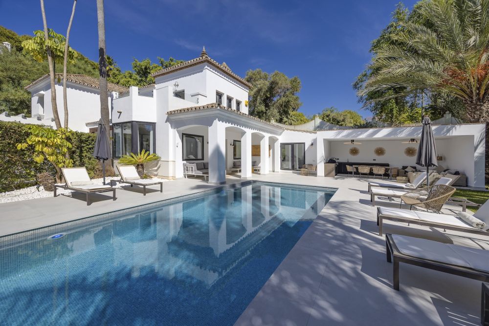 Encantadora villa andaluza reformada en venta en Marbella