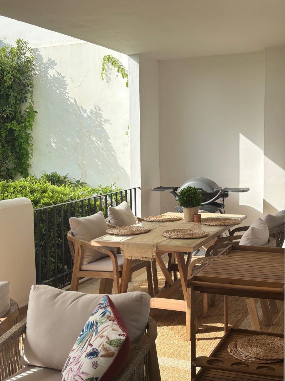 Stunning 2-Bedroom Apartment with Breathtaking Views in Altos de La Quinta, Benahavís