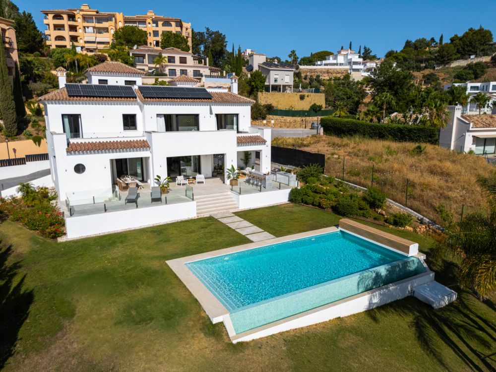 Modern frontline golf villa for sale in Elviria, Marbella