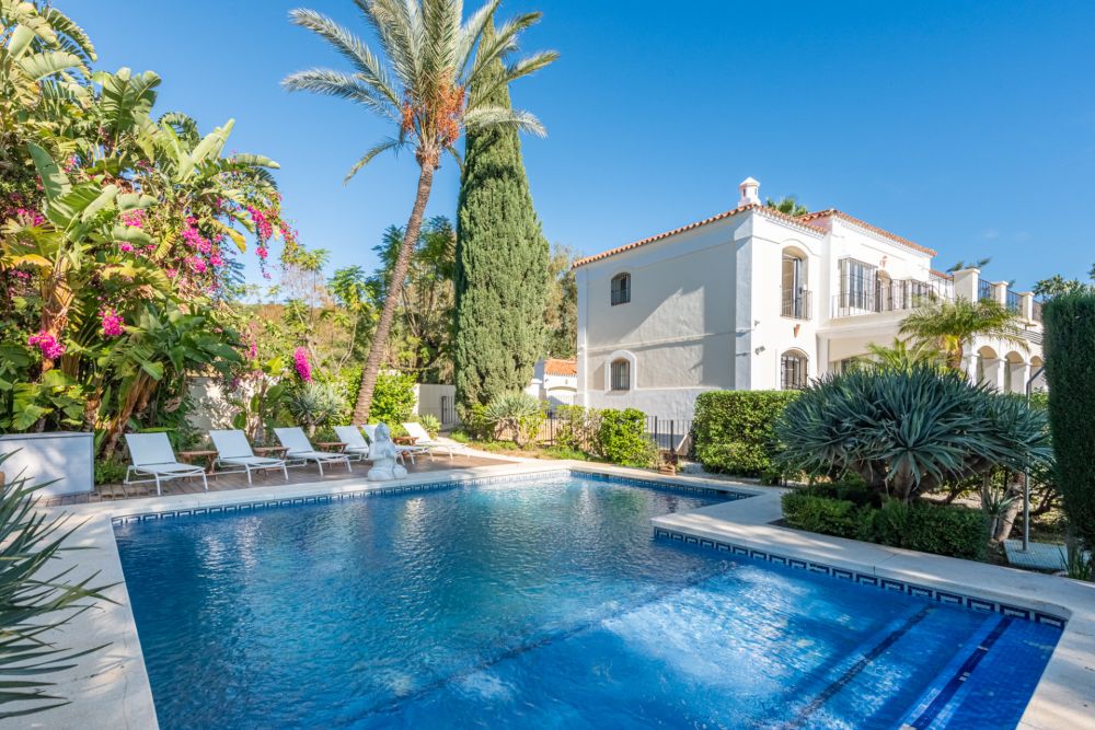Elegant villa for sale in Benahavís in a gated community