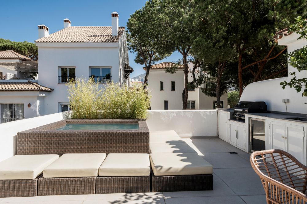 Luxury apartment for sale with private plunge pool in Aloha, Marbella