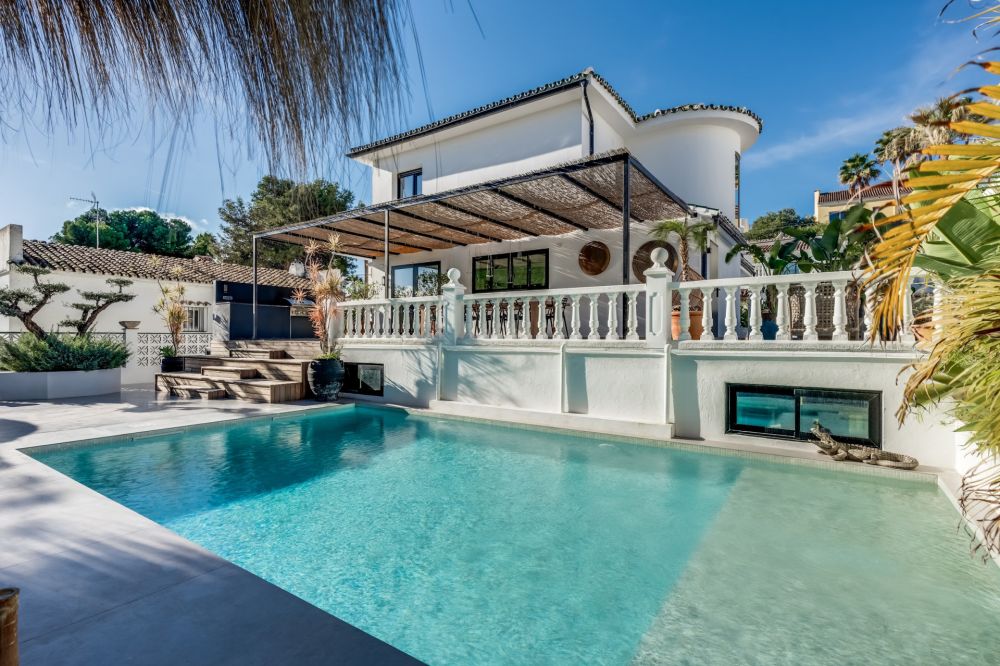 Spacious luxury villa for sale in Nueva Andalucia, Marbella with cinema room