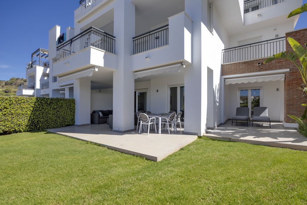 Spacious Groundfloor 3-Bedroom Apartment for Sale in Los Arqueros, Benahavis