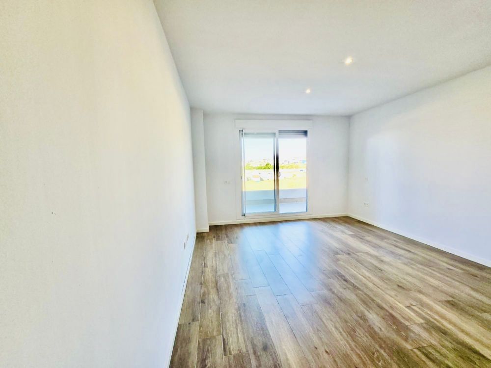 Unfurnished 3-bedroom apartment with rooftop communal pool