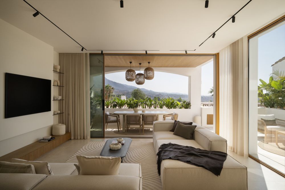 Luxury 4-Bedroom Townhouse with rooftop and jacuzzi for Sale in Aloha, Marbella